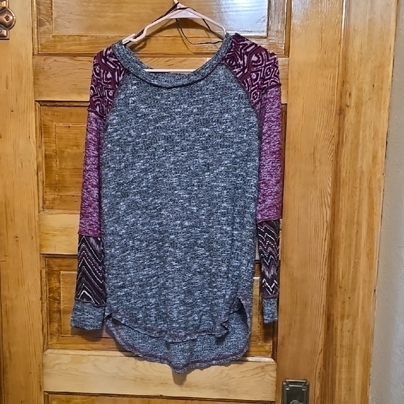 EARTHBOUND Gray and Red Long Sleeve Top L - Picture 1 of 4